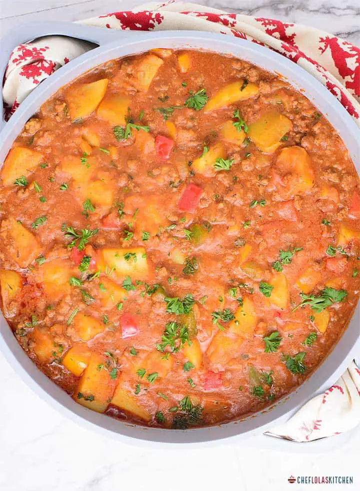 Cena con carne picada y patatas.