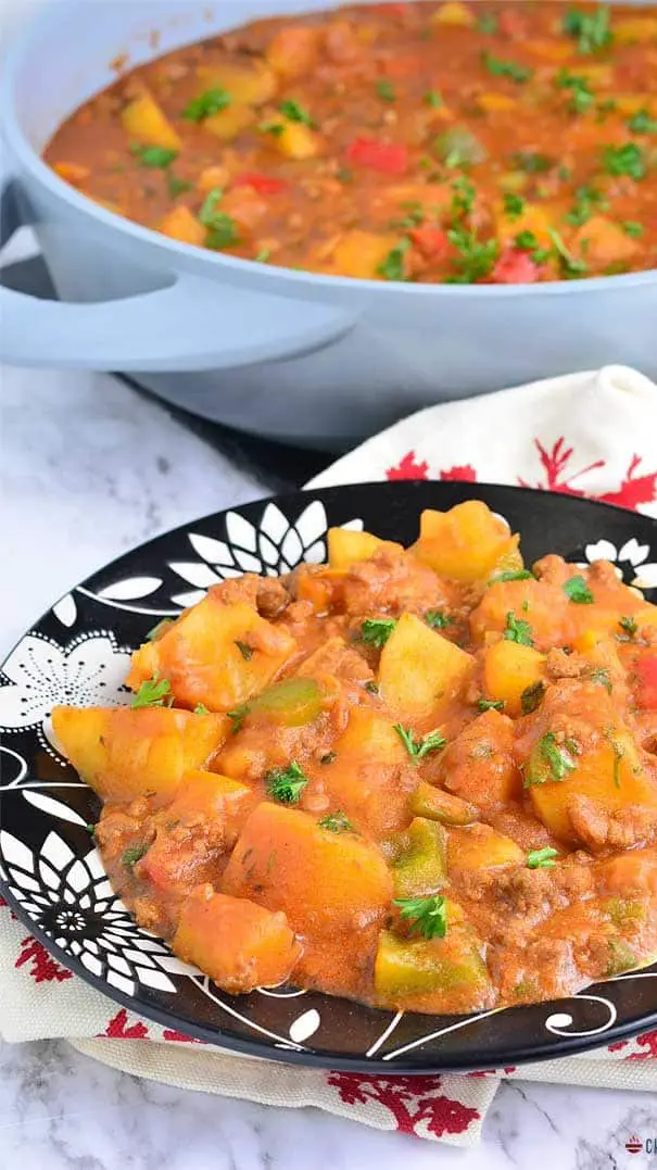 Cena con carne picada y patatas.