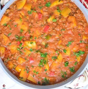 Cena con carne picada y patatas.