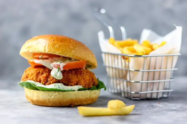 Hamburguesas de pescado crujiente con patatas fritas