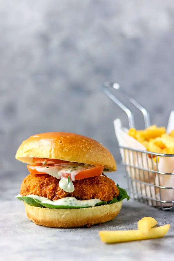 Hamburguesas de pescado crujiente con patatas fritas