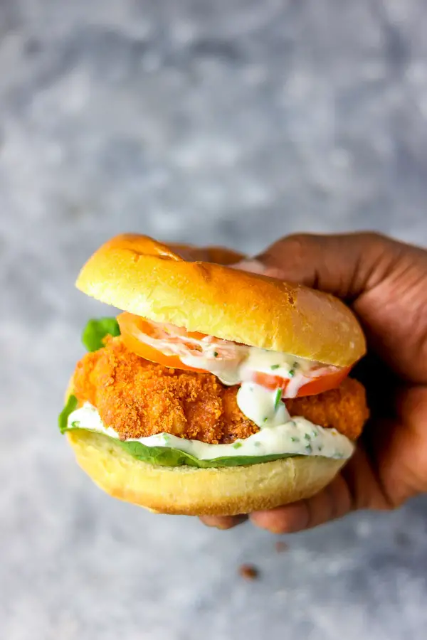 Hamburguesas de pescado crujiente con patatas fritas