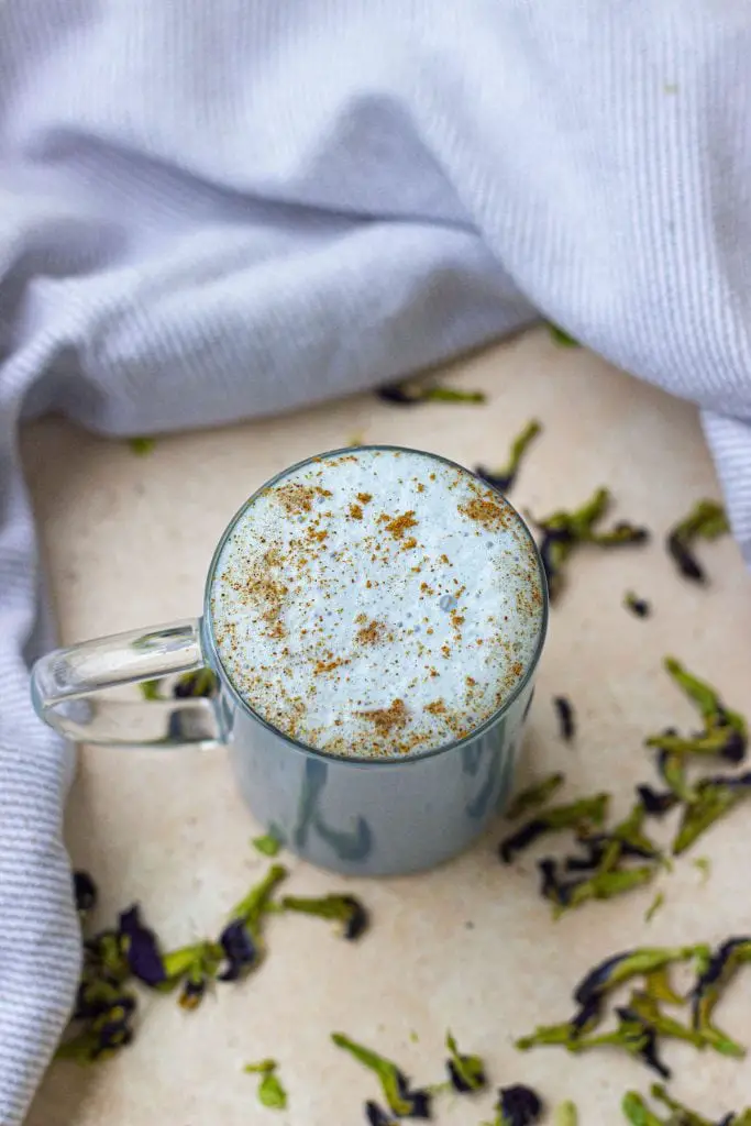 La mejor receta de matcha latte azul