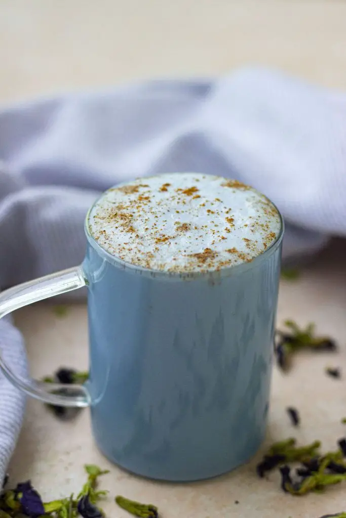 La mejor receta de matcha latte azul