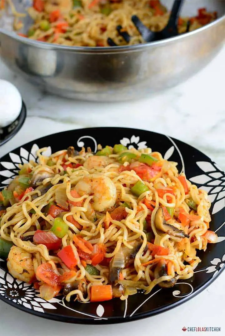 Fideos fritos instantáneos con camarones y verduras