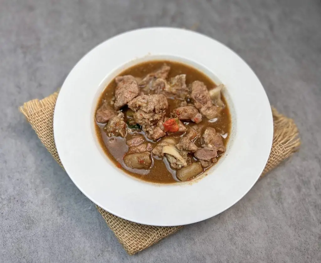 Sopa de pimientos nigerianos con carne de cabra