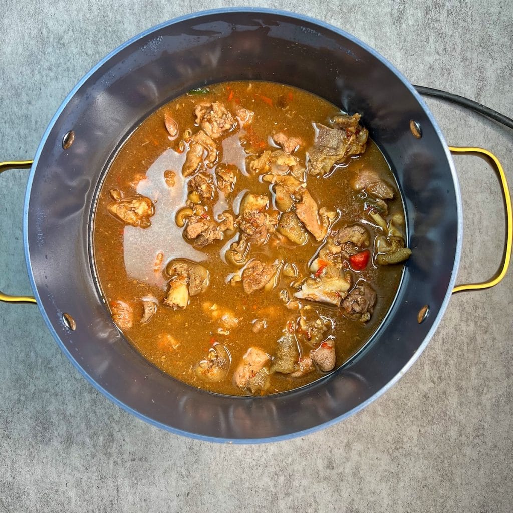Sopa de pimientos nigerianos con carne de cabra