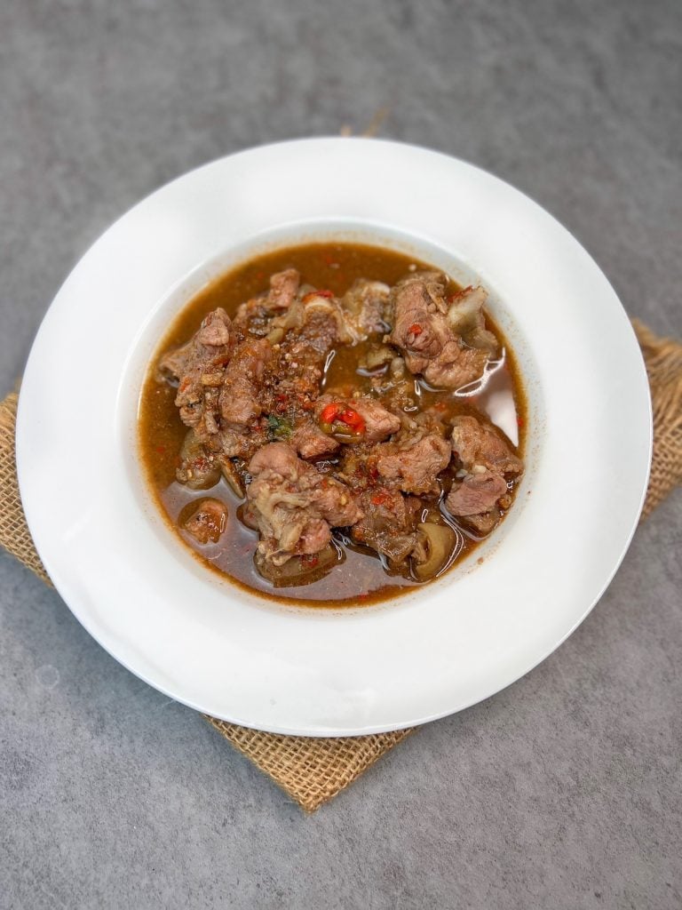 Sopa de pimientos nigerianos con carne de cabra