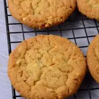 Galletas de mantequilla de maní: ¡suaves, masticables y crujientes por encima!