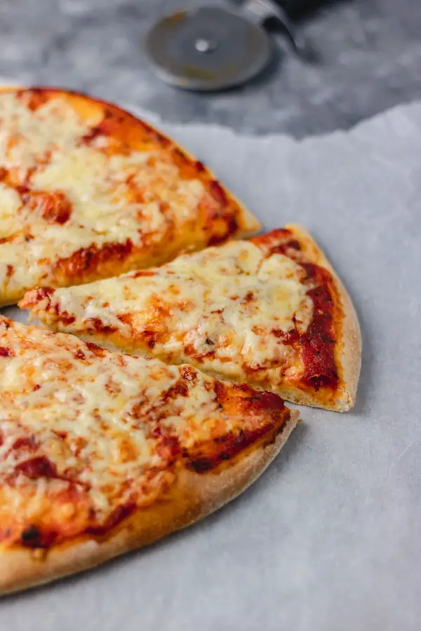 Pizza sencilla con queso y tomates.