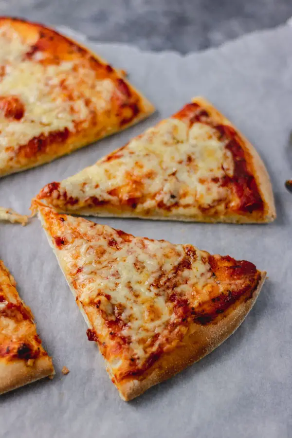 Pizza sencilla con queso y tomates.