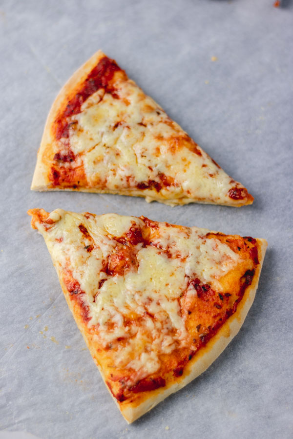 Pizza sencilla con queso y tomates.