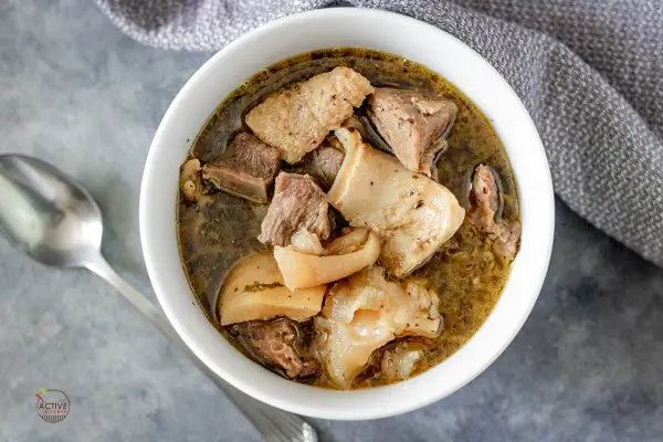 Sopa de pimientos nigerianos con varios tipos de carne.