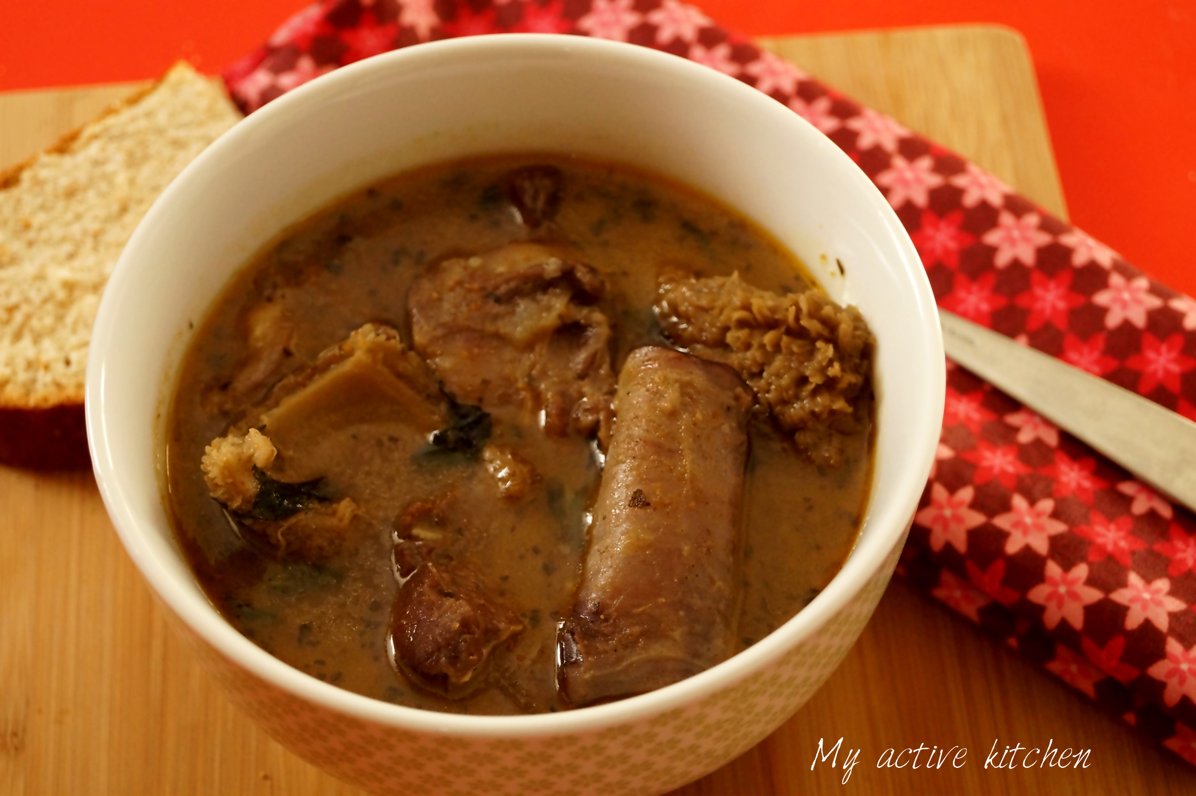 Sopa de pimientos nigerianos con varios tipos de carne.