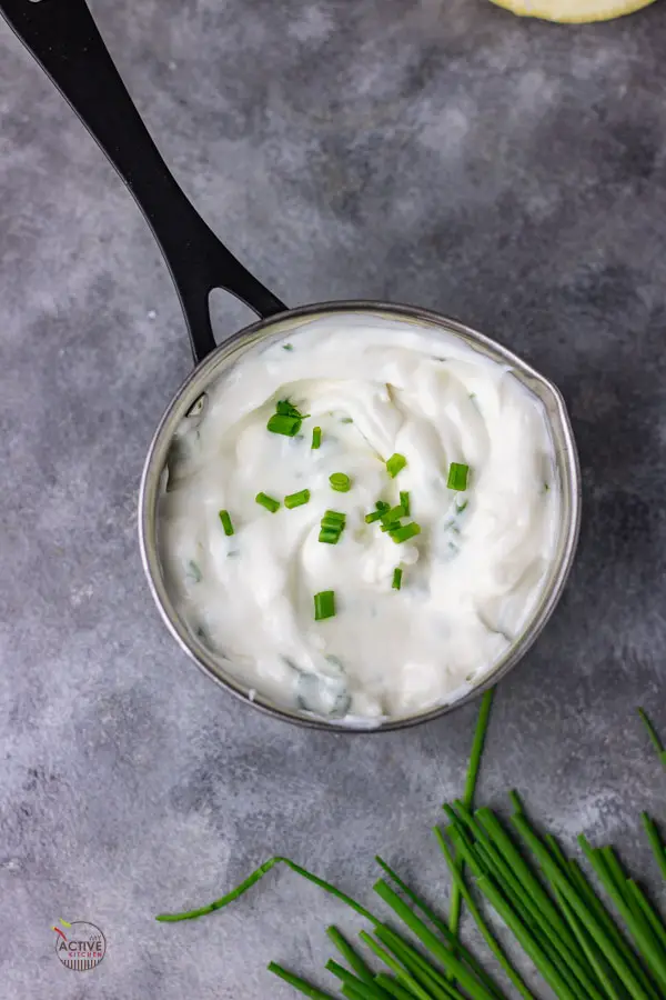 Dip de crema agria y cebollino