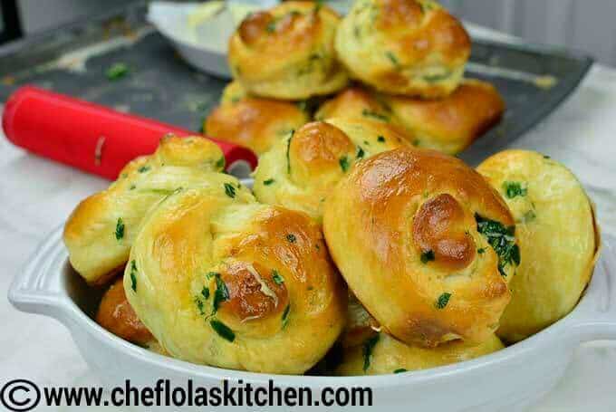 Cómo hacer pan de ajo (nudos de ajo)