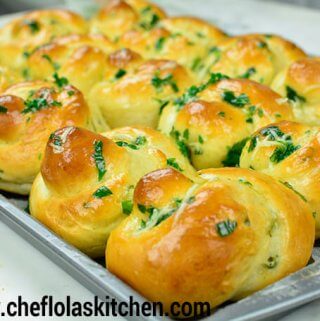 Cómo hacer pan de ajo (nudos de ajo)