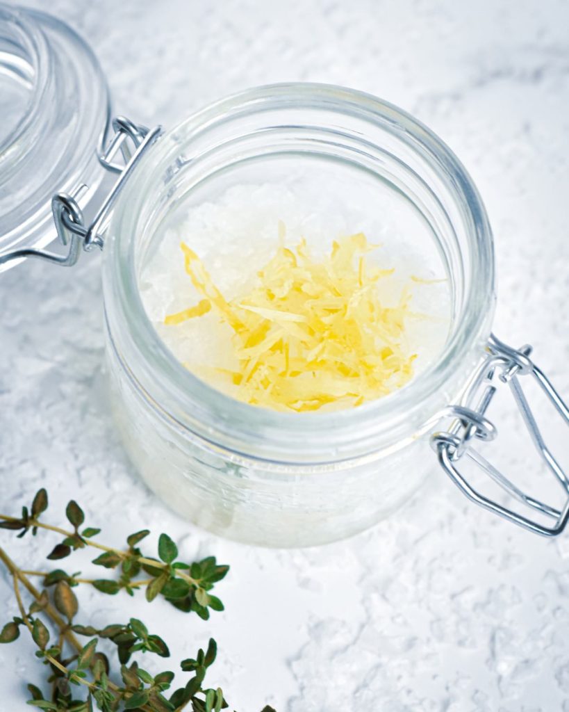 El exfoliante casero de sal, tomillo y limón más fácil