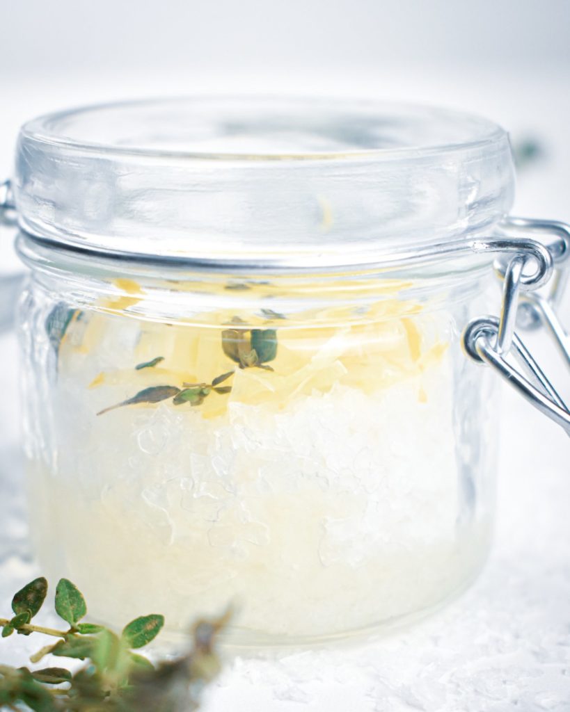 El exfoliante casero de sal, tomillo y limón más fácil
