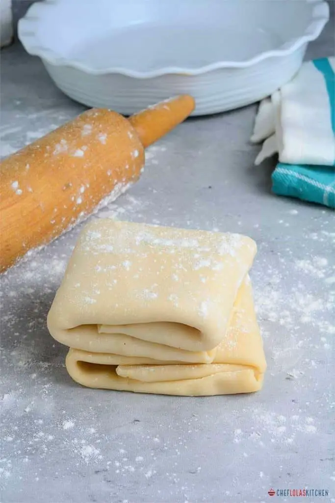 Masa de tarta fácil, casera, hojaldrada y mantecosa