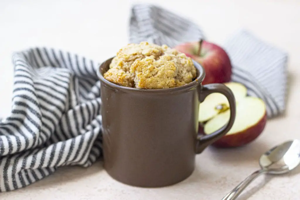 Pastel de taza de manzana con especias fácil