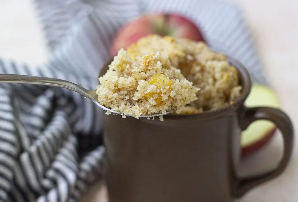 Pastel de taza de manzana con especias fácil