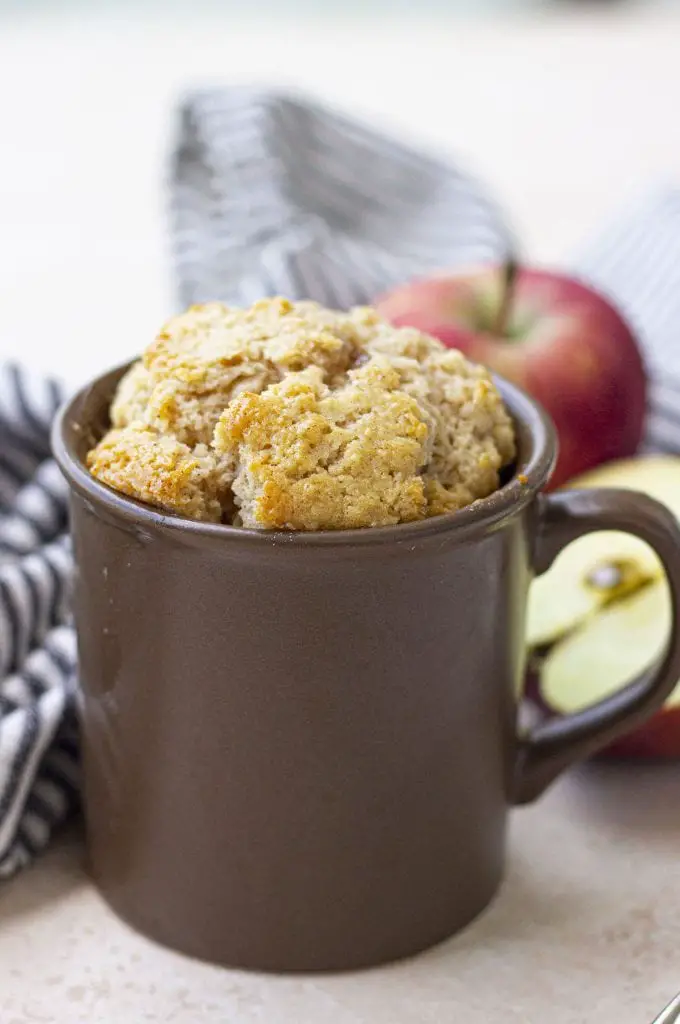 Pastel de taza de manzana con especias fácil