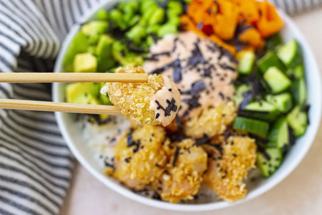 Tazón de sushi de camarones crujientes fácil