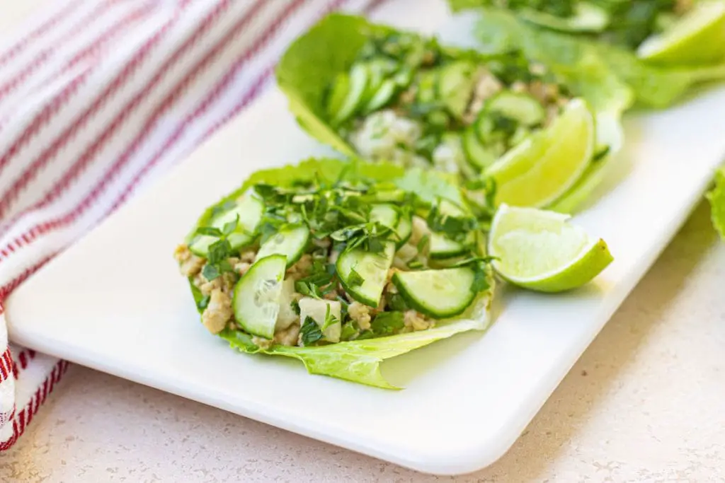 Wraps fáciles de pollo y lechuga con salsa de maní Wraps fáciles de pollo y lechuga con salsa de maní