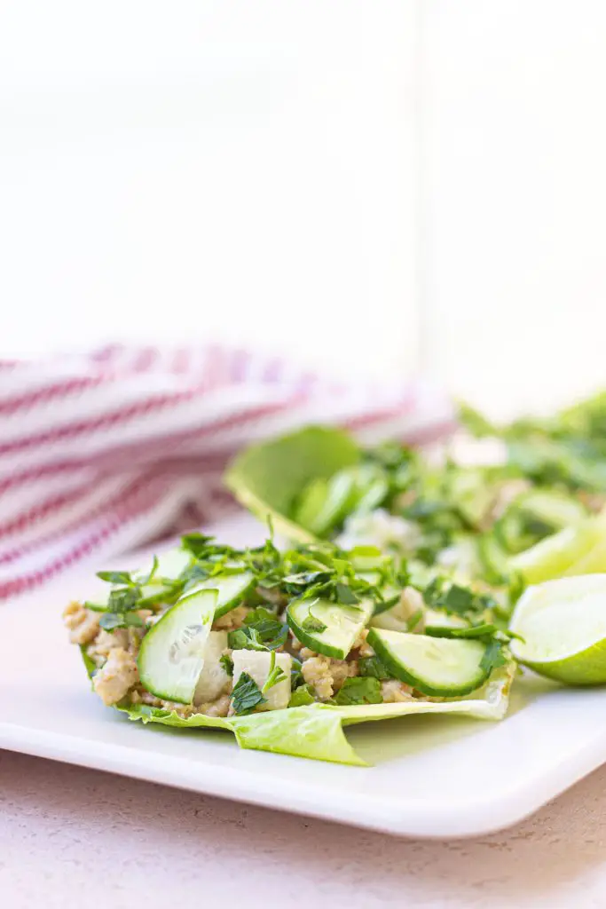 Wraps fáciles de pollo y lechuga con salsa de maní