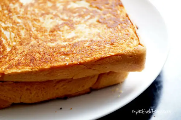 Sándwich derretido de Suya con pollo y pan Agege