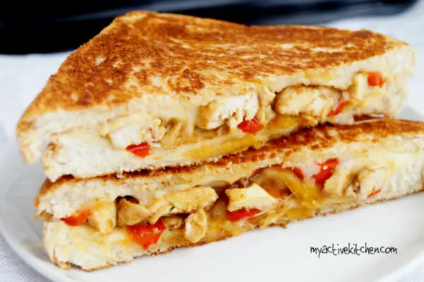 Sándwich derretido de Suya con pollo y pan Agege