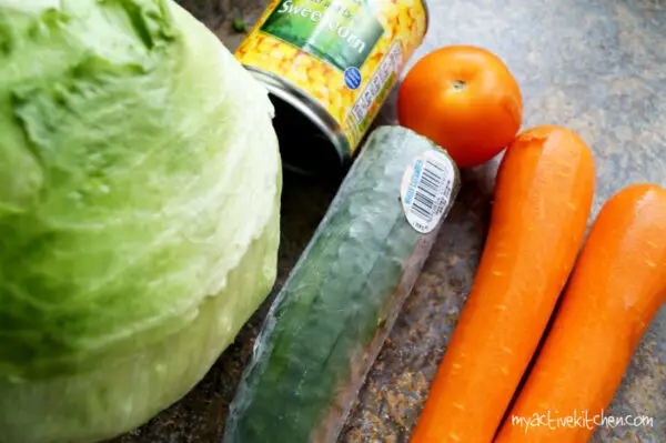 Ensalada de plátano macho y aderezo picante de aguacate