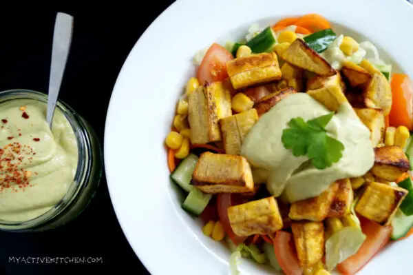 Ensalada de plátano macho y aderezo picante de aguacate