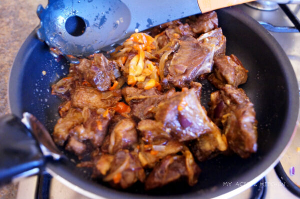 Asun (Receta picante de carne de cabra ahumada)