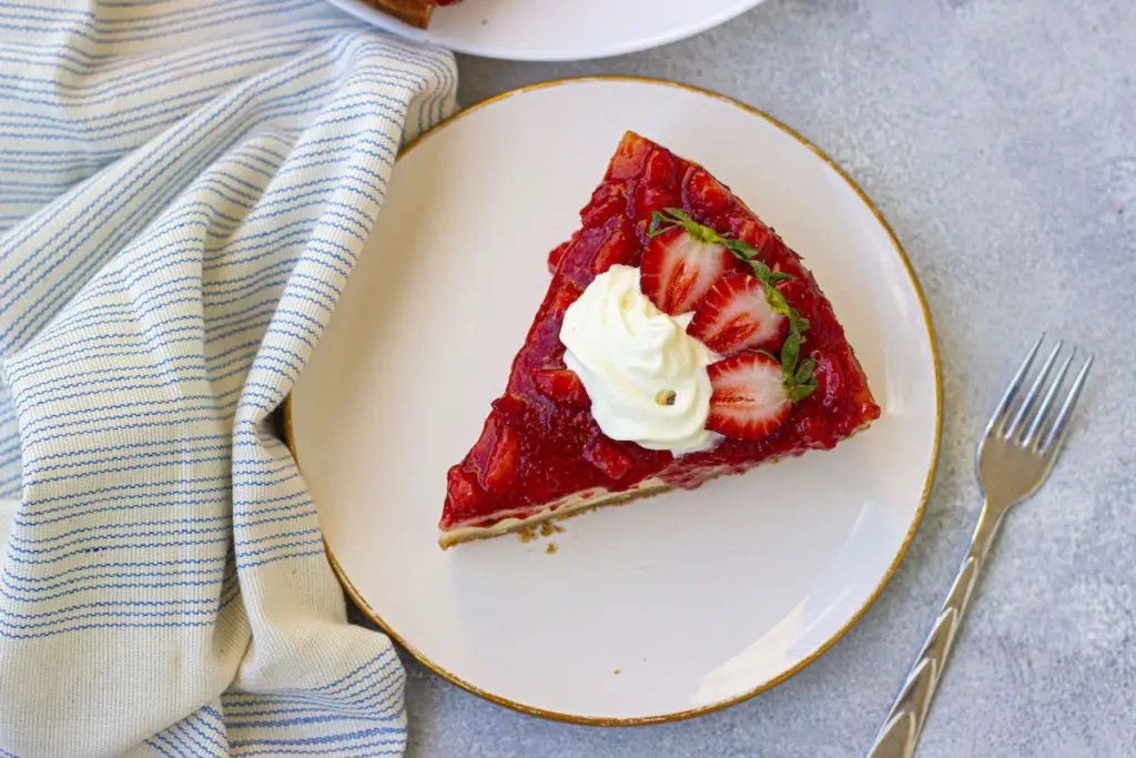 Receta fácil de tarta de queso con fresas y proteínas