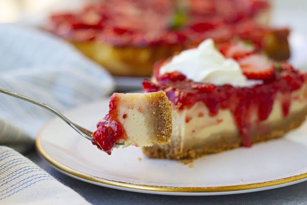 Receta fácil de tarta de queso con fresas y proteínas