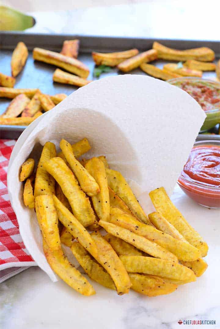 Plátanos fritos crujientes y sazonados hechos en casa