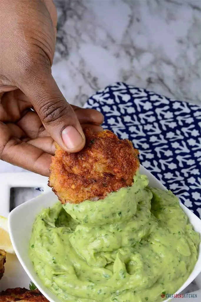 Pastel de camarones con dip de aguacate y cilantro