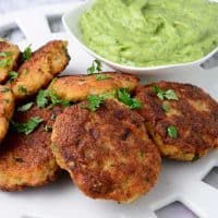 Pastel de camarones con dip de aguacate y cilantro