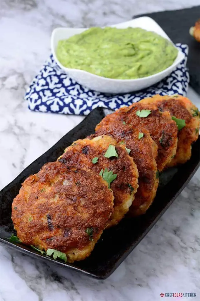 Pastel de camarones con dip de aguacate y cilantro