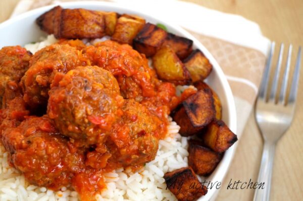 Albóndigas al estilo nigeriano con arroz