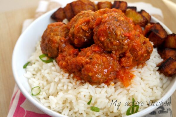 Albóndigas al estilo nigeriano con arroz