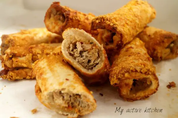 Rollo de pan crujiente y pescado (rollo de pescado nigeriano)