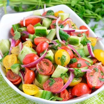 Ensalada clásica de tomate y pepino de verano