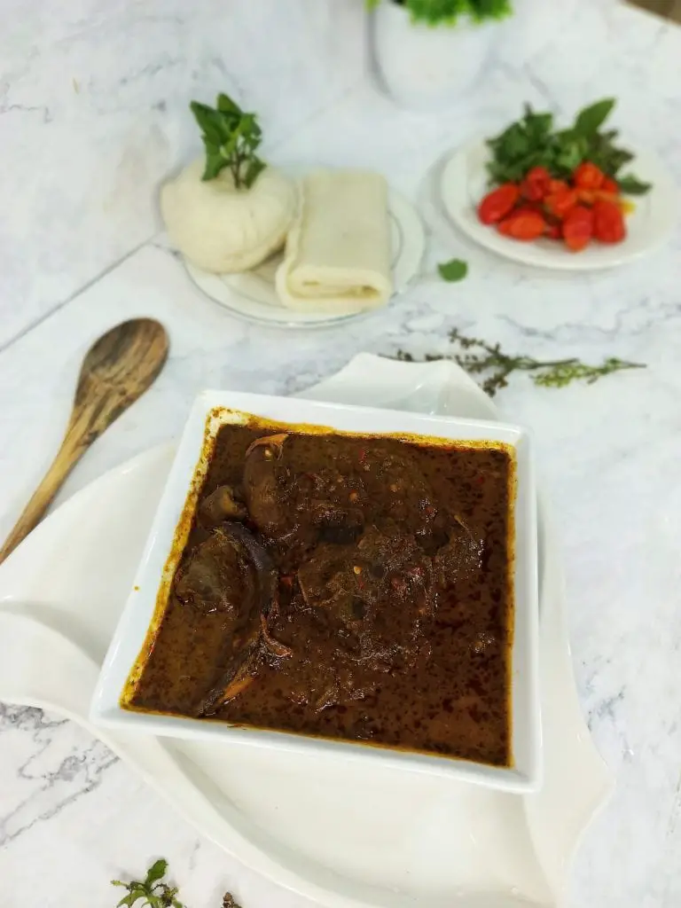 Sopa negra (sopa efirin nigeriana)