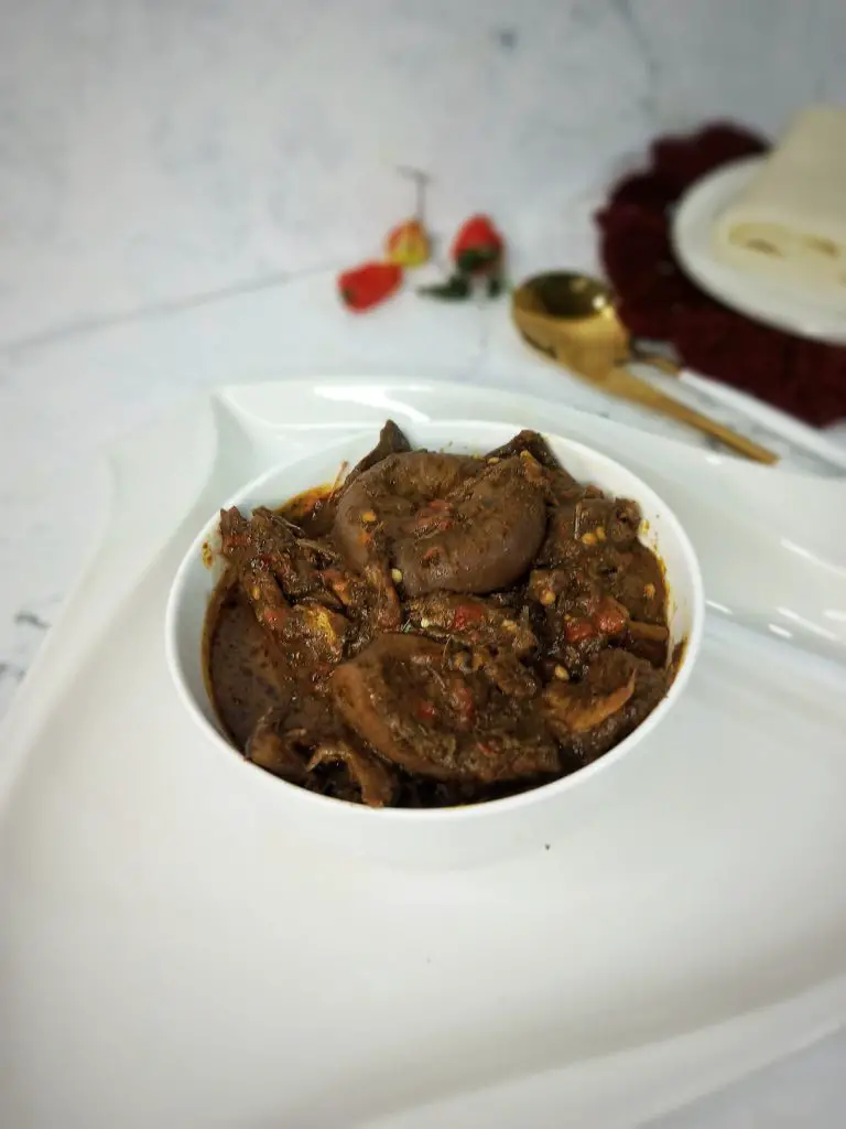 Sopa negra (sopa efirin nigeriana)