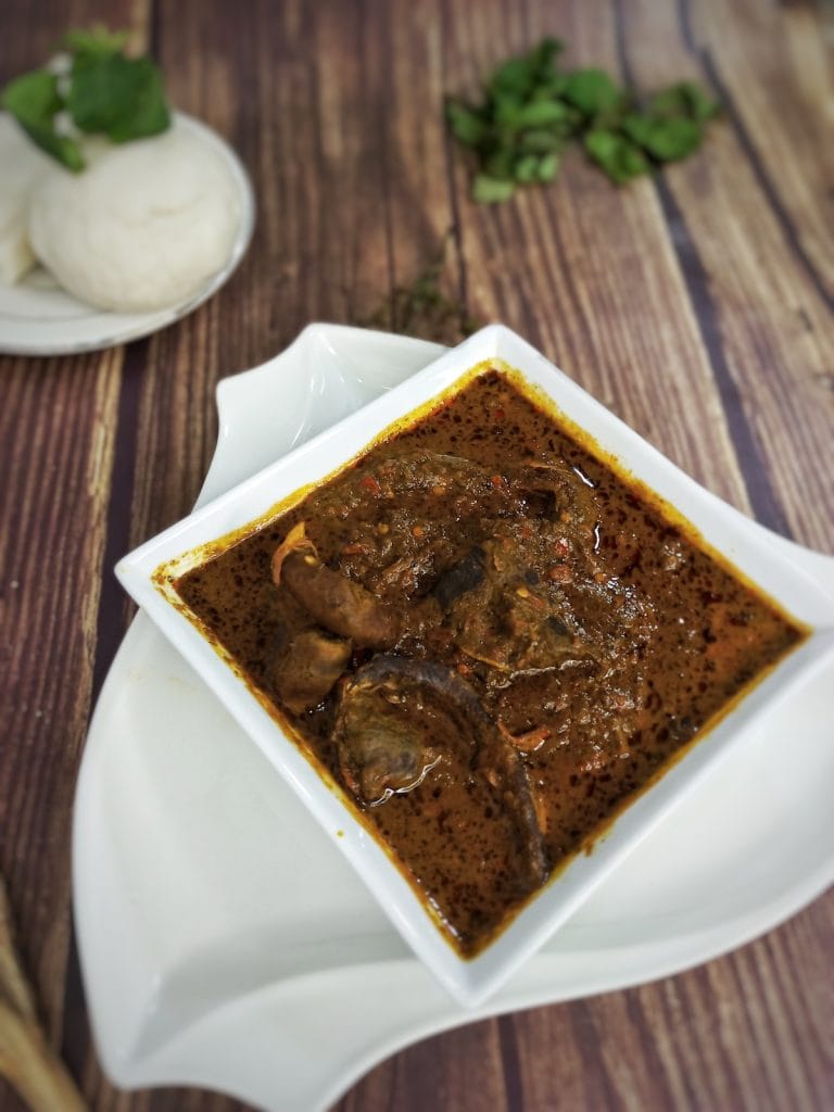 Sopa negra (sopa efirin nigeriana)