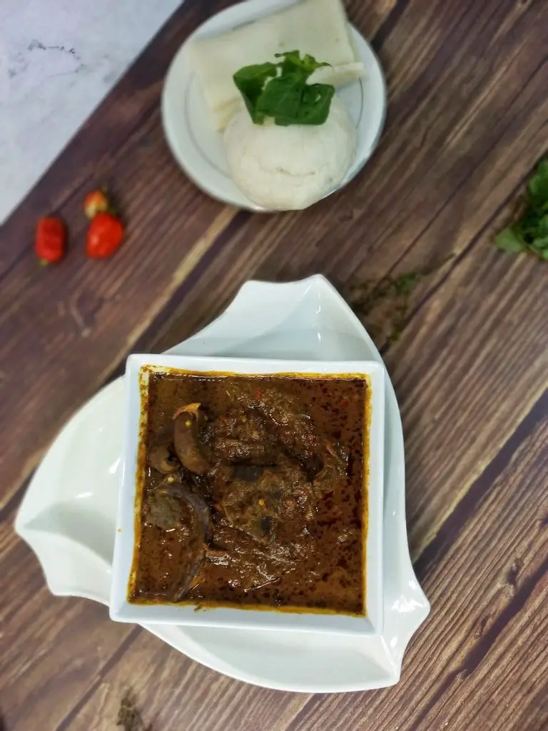 Sopa negra (sopa efirin nigeriana)