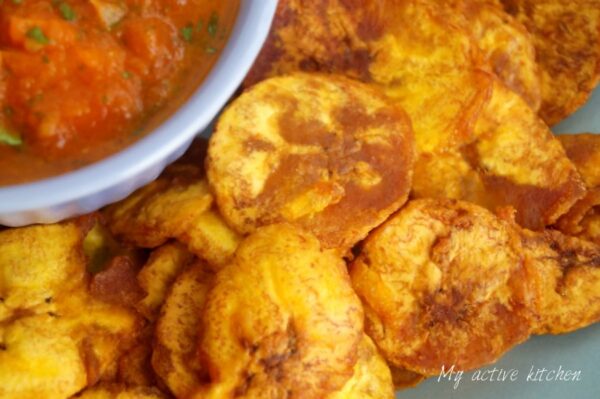 Chips de plátano caseros y salsa